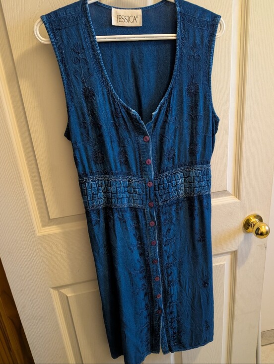 Jessica Dresses & Skirts - Vintage Jessica Embroidered Rayon Dress 💙